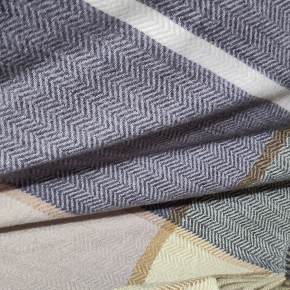 Moss Rose Fringed Shawl/Poncho/Wrap (NWOT) - Picture 4 of 4